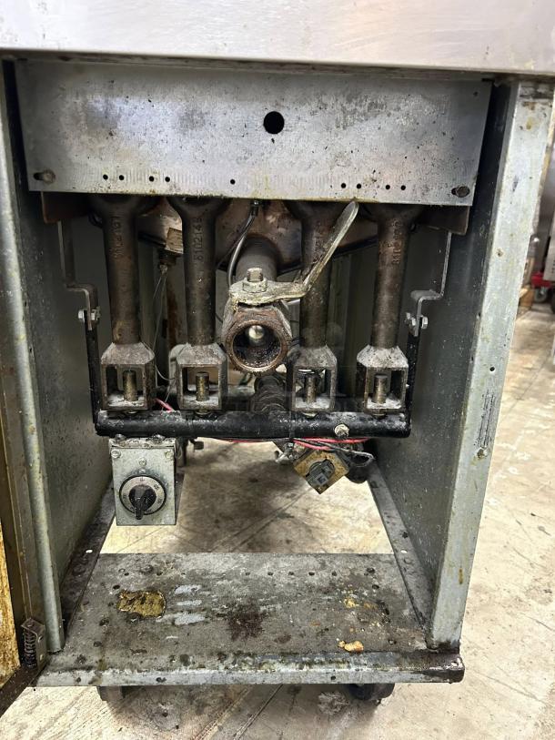 Dean SR152G gas fryer, 50 lb vat, floor model, liquid propane, excellent condition, tested and working, internal view.