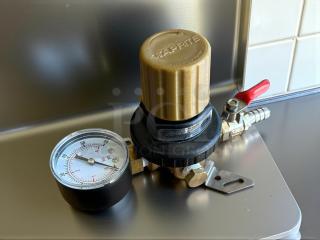 Pristine Taprite 740-33 (REV M) CO2 regulator, fully tested, gold cap, black knob, dual gauges, red valve, excellent condition.
