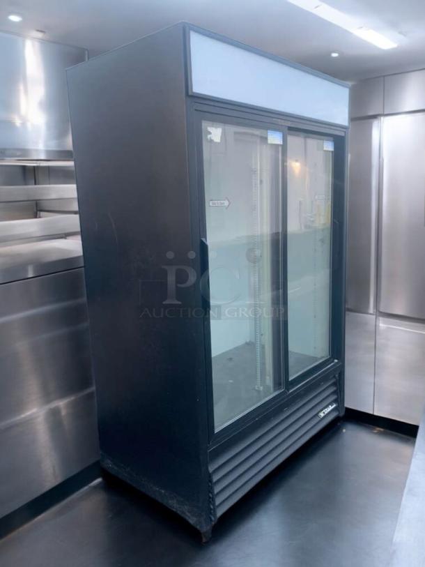 True GDM-45 2-door glass merchandiser refrigerator in outstanding condition. Tested and working, 115V power, spacious interior.