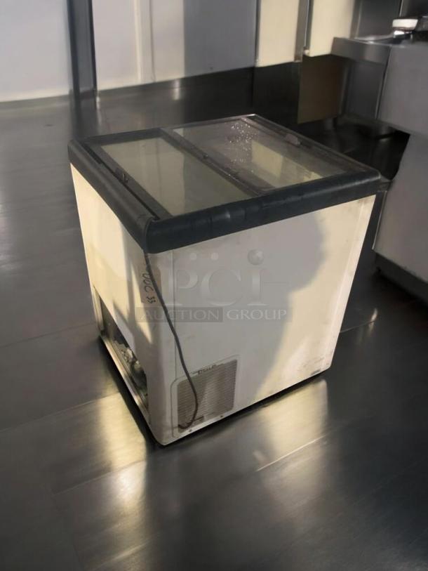 True THF-23PT freezer merchandiser, glass top, 115V, prime condition, fully tested, model THF-23PT-LS, True Manufacturing.