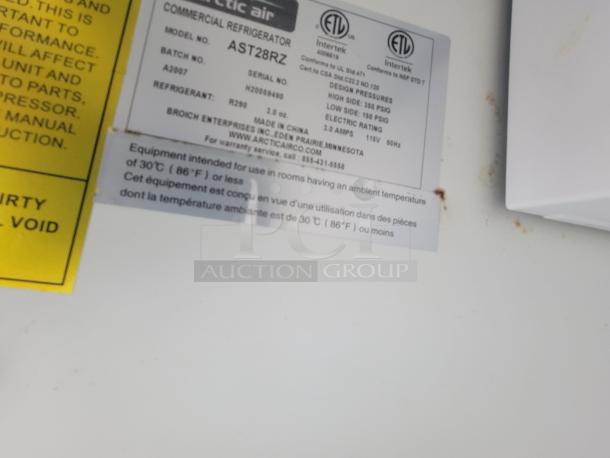 Label on Arctic Air AST28RZ commercial refrigerator. Indicates use of R290 refrigerant and power rating of 115V, 60Hz.