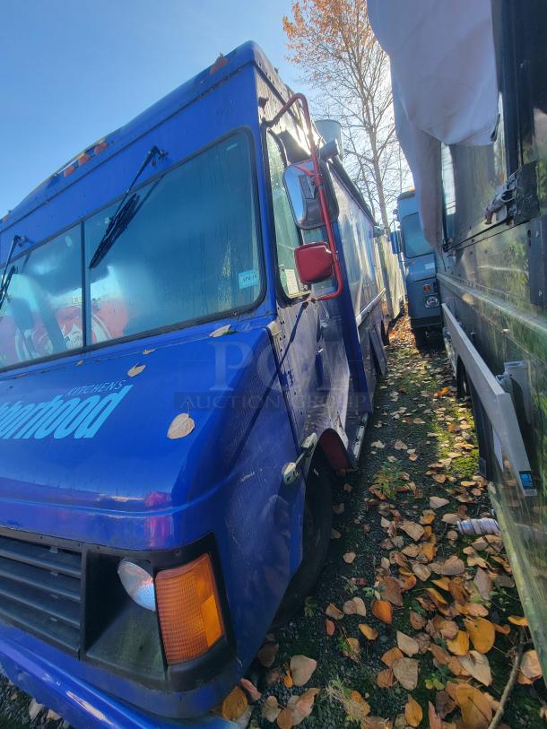 2003 Chevrolet P24 Workhorse food truck, blue, featuring a complete commercial kitchen, ideal for high-volume service.