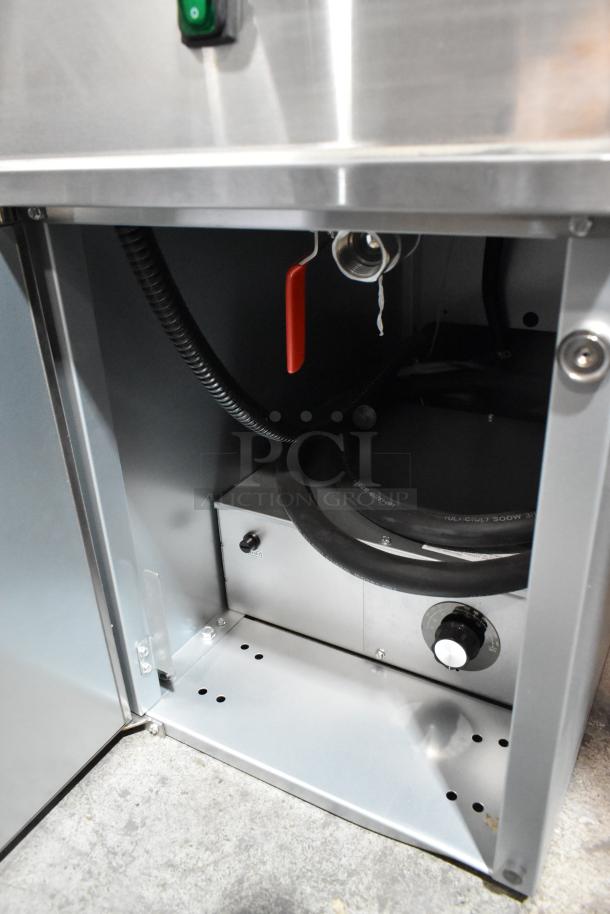 Brand new 2024 Avantco 177EF40B stainless steel electric fryer, scratch and dent, model shown with interior components.