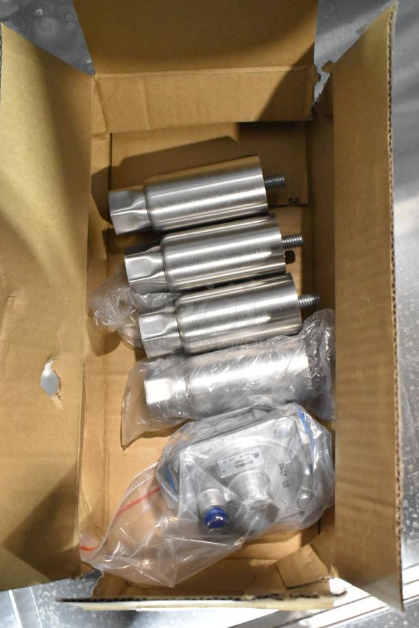 Box containing components for the 2025 CPG R-CPG-24-NL stainless steel commercial 4 burner natural gas range.