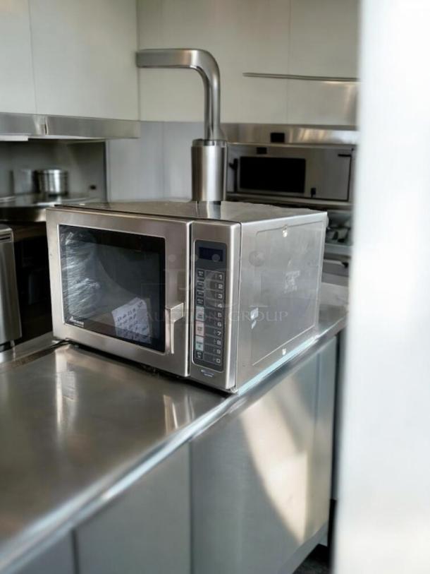 Amana RFS12MPSA commercial microwave oven, superb condition, 120V, fully tested and working, keypad control panel.