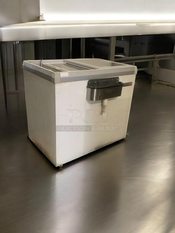 Frigidaire IK 273 commercial ice cream dipping cabinet freezer in very good condition, 115V, made by Vestfrost, Denmark.