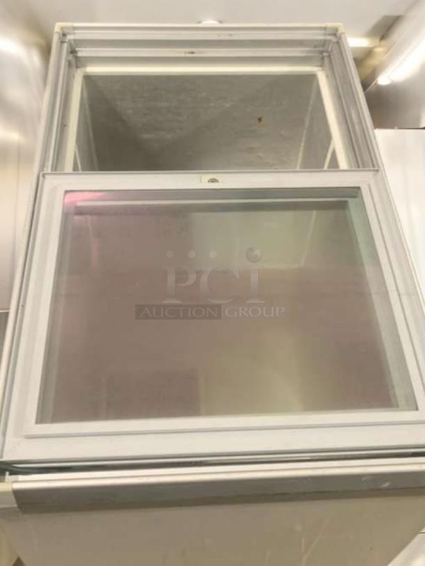 Frigidaire IK 273 commercial ice cream dipping cabinet freezer, very good condition, glass top, tested and working, 115V.