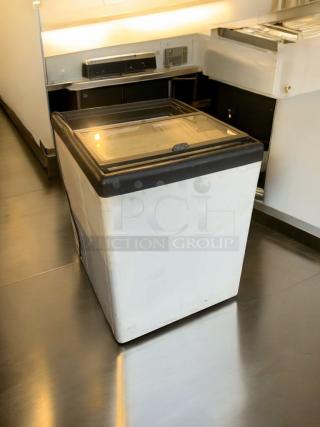 True THF-29FL horizontal glass-top freezer in prime condition. Fully tested, 115V, by True Manufacturing Co. USA.