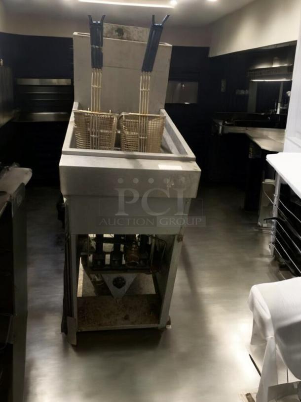 Vulcan 1VEG35M-1 natural gas fryer, 70,000 BTU, excellent condition, fully tested, includes dual fryer baskets.