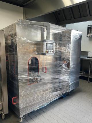 Great condition automatic packing machine, high voltage 340V, wrapped in plastic, tested and working, unknown brand.