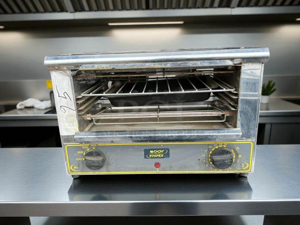 Equipex BAR-100/1 countertop toaster oven, 120v, with 1 rack, tested and working, minor wear on exterior, ideal for commercial use.