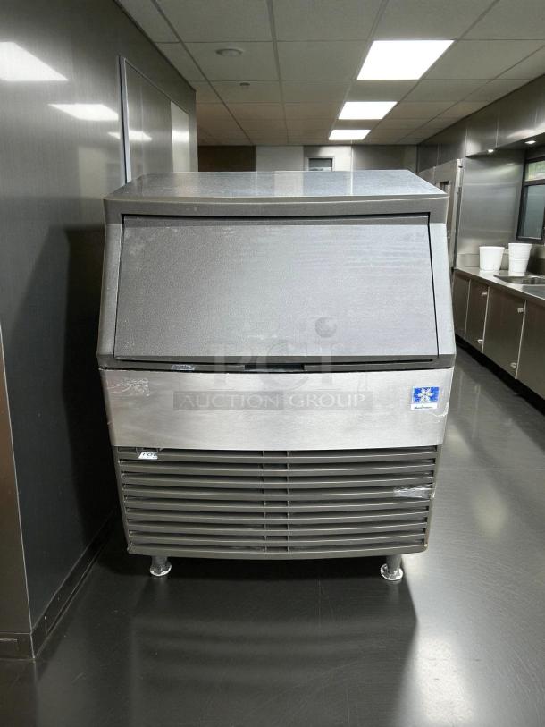 Manitowoc QD-0272A undercounter ice machine, excellent condition, 280 lb. production, 100 lb. storage, tested and working.