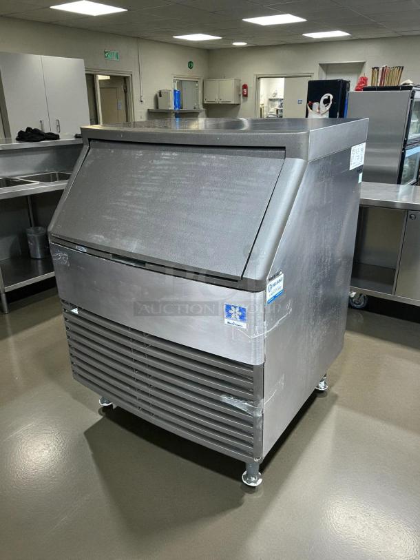 Manitowoc QD-0272A undercounter ice machine, excellent condition. Produces 280 lbs, stores 100 lbs. Tested and working.