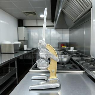 Chav Rub manual orange juice press, silver and gold color, in excellent condition, tested and working. Ideal for kitchens.