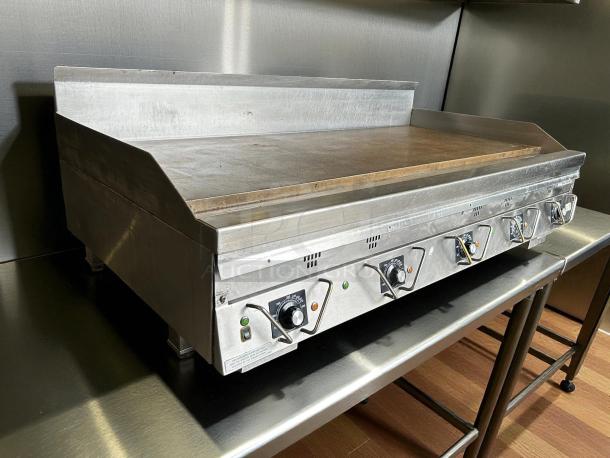 Garland UTGG60-GT60M gas griddle in excellent condition, features thermostatic controls, stainless steel build, tested working.