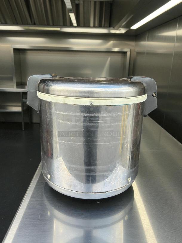 Thunder Group SEJ22000 50-cup electric rice warmer in stainless steel, excellent condition, 120v, tested and working.