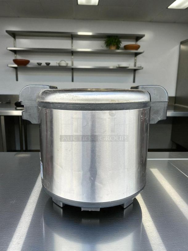 Winco RW-S451 Rice Warmer, 100 cup capacity, stainless steel, electric, excellent condition, tested and working.