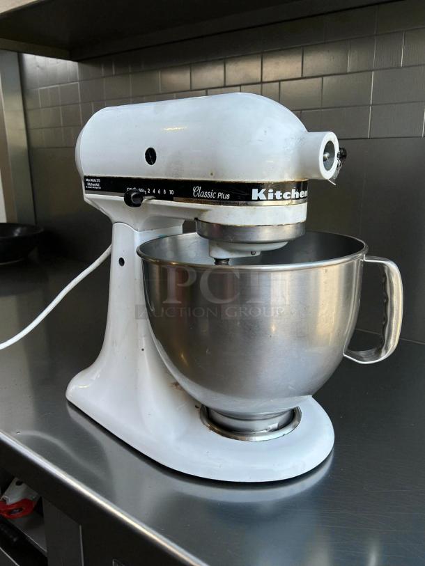 KitchenAid K45SSWH 10 speed stand mixer, white, great condition, with 4.5 qt stainless bowl. Tested and working, 120v.