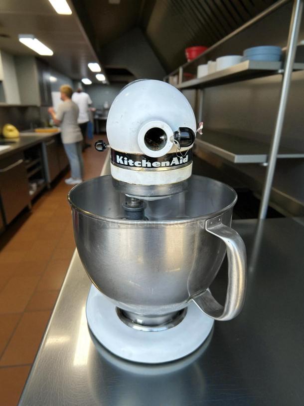 KitchenAid K45SSWH 10-speed stand mixer in white, great condition, with 4.5 qt stainless steel bowl, tested working.