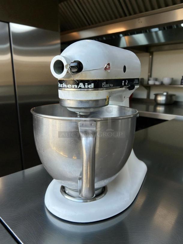 KitchenAid K45SSWH stand mixer, white, 10 speed, 4.5 qt stainless bowl, tested working, great condition, visible label.