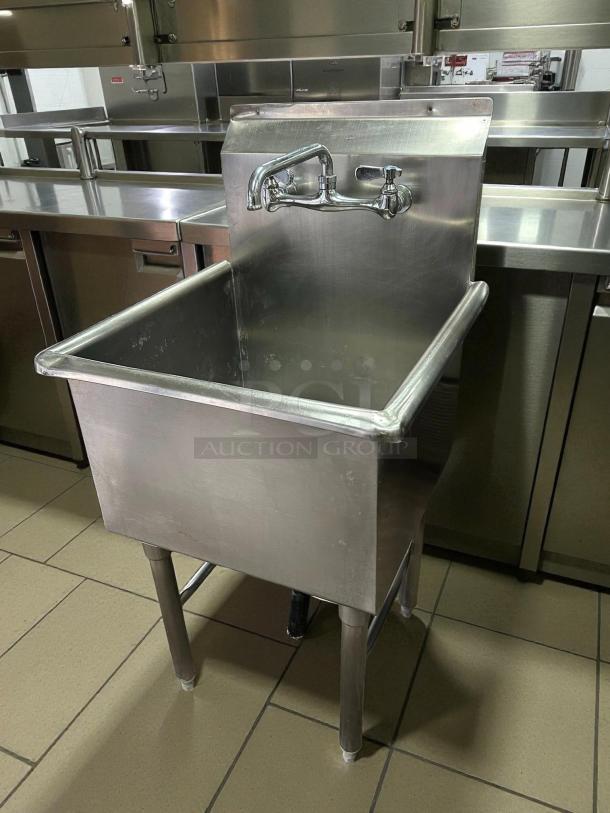 Stainless steel sink, single compartment, with faucet. Great condition, durable build, ideal for commercial use.
