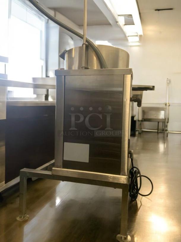 Groen Tilt Skillet/Steam Kettle, 208V, large capacity, stainless steel, prime condition, fully tested and working.