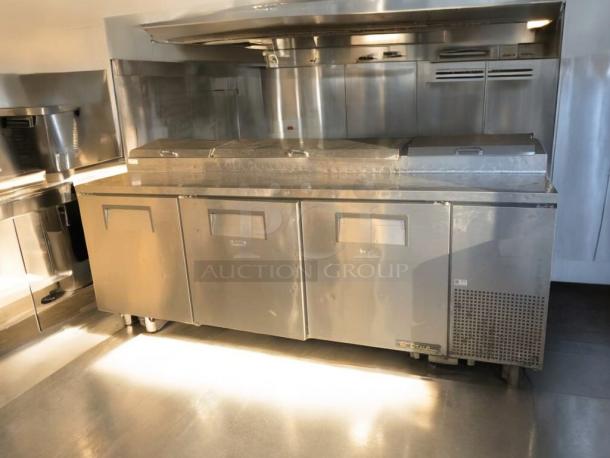 True TPP-93 mega-top refrigerated prep table in prime condition. Stainless steel, fully tested; ideal for commercial kitchens.