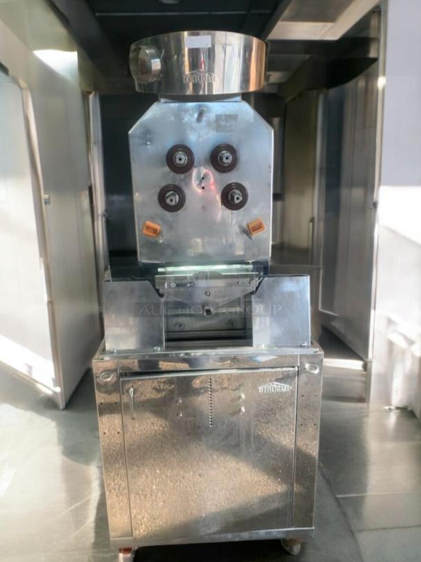 Immaculate CitroCasa 8000SB citrus juicer, stainless steel, fully tested, 115/120V, automatic, commercial use.