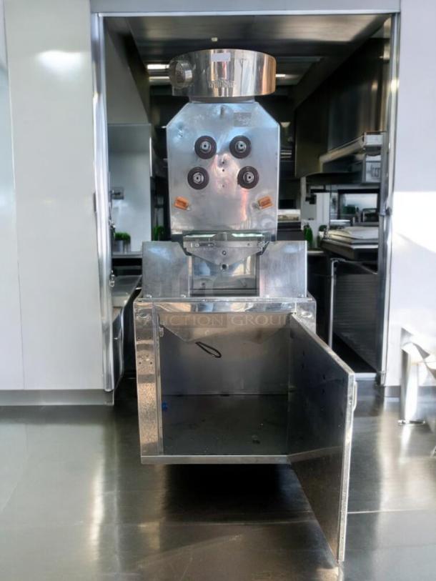 Immaculate CitroCasa 8000SB automatic citrus juicer, commercial-grade, 115/120V. Fully tested and in working condition.