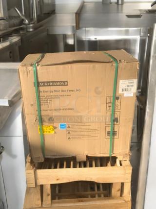 BRAND NEW in Box  –  Mint Condition – Black Diamond BDGF-ES35/NG – 35 lb Energy Star Gas Fryer! - Item #1222535
