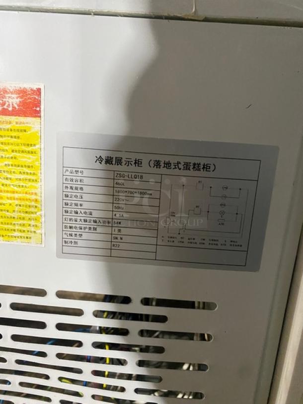 Commercial refrigerated display case, model ZSGLLQ18, 220V, with 5 tiers and 2 sliding doors, glass showcase style.