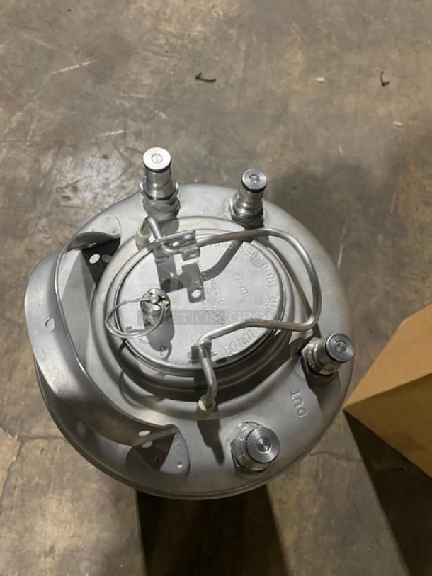 Perlick KC5 stainless steel 5-gal cocktail keg with N-2 cylinder and Aquatec pump. Visible fittings and secure seals.