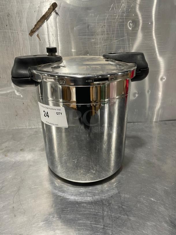 Sitram 13L pressure cooker, new, Sitramax Series. Features lid and handles, stainless steel. Condition: excellent. Auction label visible.