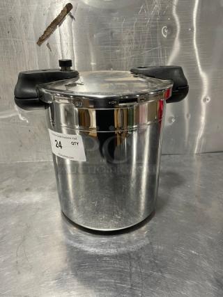 Sitram 13L pressure cooker, new, Sitramax Series. Features lid and handles, stainless steel. Condition: excellent. Auction label visible.