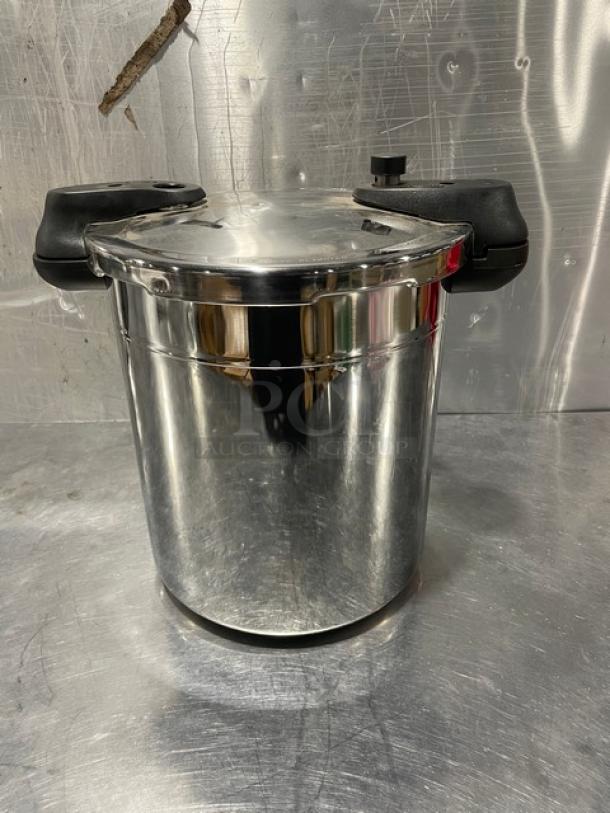 SWEET! NEW! Sitram 13 Liter Pressure Cooker with Lid & Handles, Sitramax Series, pristine condition, stainless steel.