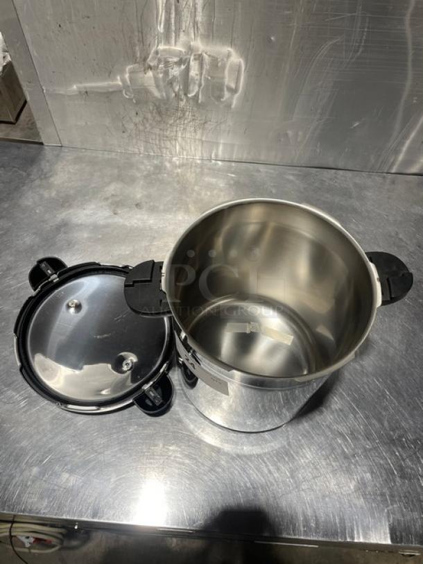 Sitramax 13L pressure cooker, new, stainless steel with lid and handles, model Sitramax series, reflective finish.