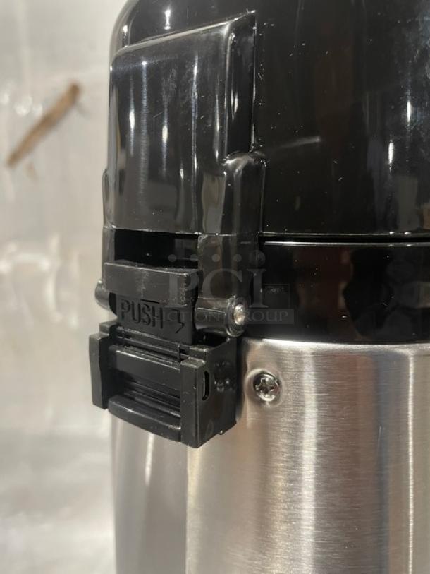 Service Ideas 2.5L air pot, model ECA22S, glass-lined, stainless steel, new condition, push button, Eco Air Series.