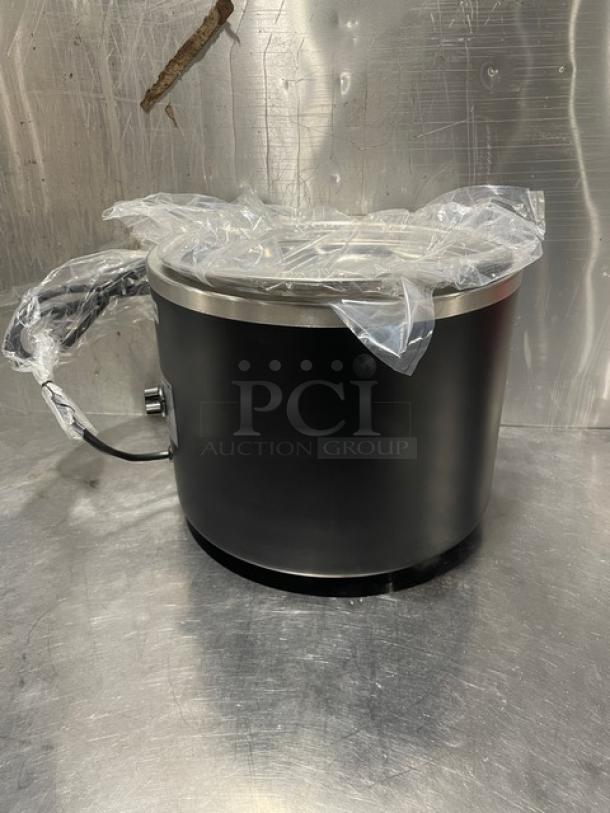 NEW Adcraft FW-1200WR/B 11 Quart Cooker/Warmer with stainless steel interior. Includes original packaging. 120V.