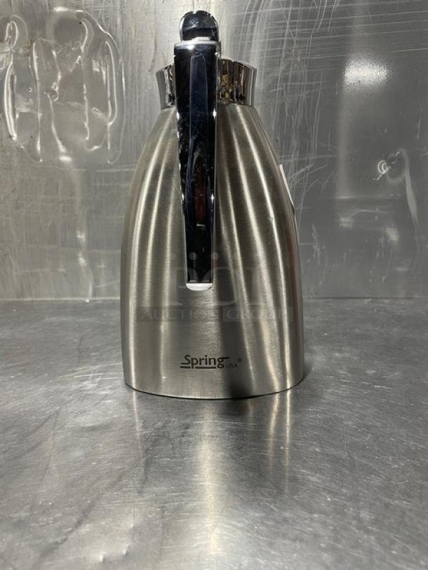 Spring insulated 1L beverage server, stainless steel liner, model 17600-5. Features sleek design and Spring USA logo.