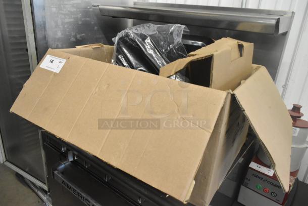 Brand new Hobart HTi-SSLSC 30 lb. price computing scale in box, scratch and dent, with label printer, 120/208-240V, 1 phase.