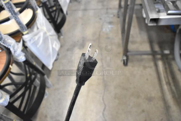 Oliver 797-32NC Metal Commercial Bread Loaf Slicer plug, 115V, 1 Phase. Durable build for high-volume slicing.