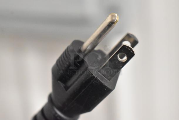 Close-up of a power plug for the Vollrath HS-11 11 Qt. rethermalizer food warmer, 120V, 1 phase. Item condition: new, scratch and dent.