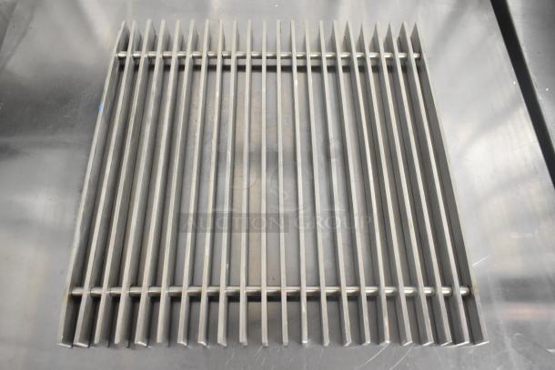 Metal grate, brand new with minor scratches and dents, made of stainless steel. Part of auction lot with baskets.
