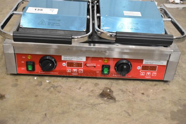 Avantco 177PG400ST stainless steel dual panini grill, brand new scratch and dent, 19 5/8" x 9 1/8" smooth plates, timer.