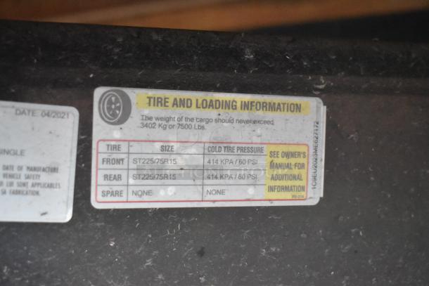 Tire and loading information label on food trailer. Maximum cargo weight: 3402 kg/7500 lbs. Tire size: ST225/75R15.