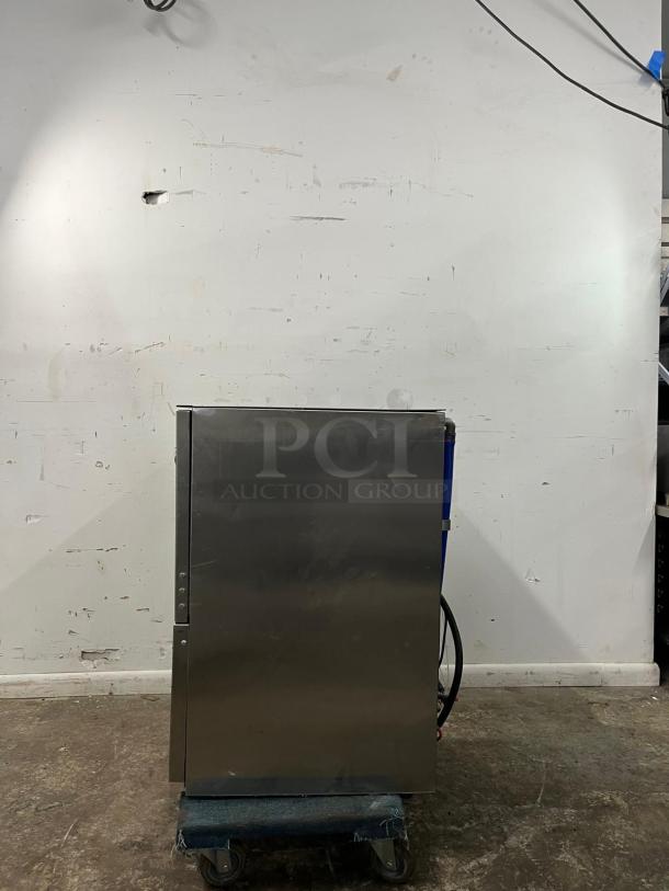 WAREFORCE UH30-E commercial dishwasher, stainless steel, undercounter model, energy-efficient, good condition, suitable for restaurants.