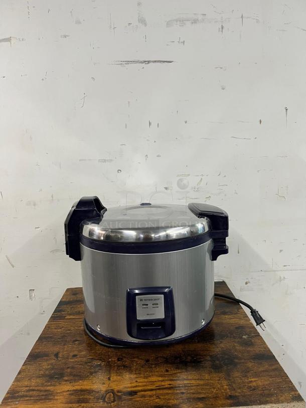 Thunder Group SEJ3201 stainless steel 30-cup rice cooker/warmer, NSF/ETL certified. Features cook/warm settings.