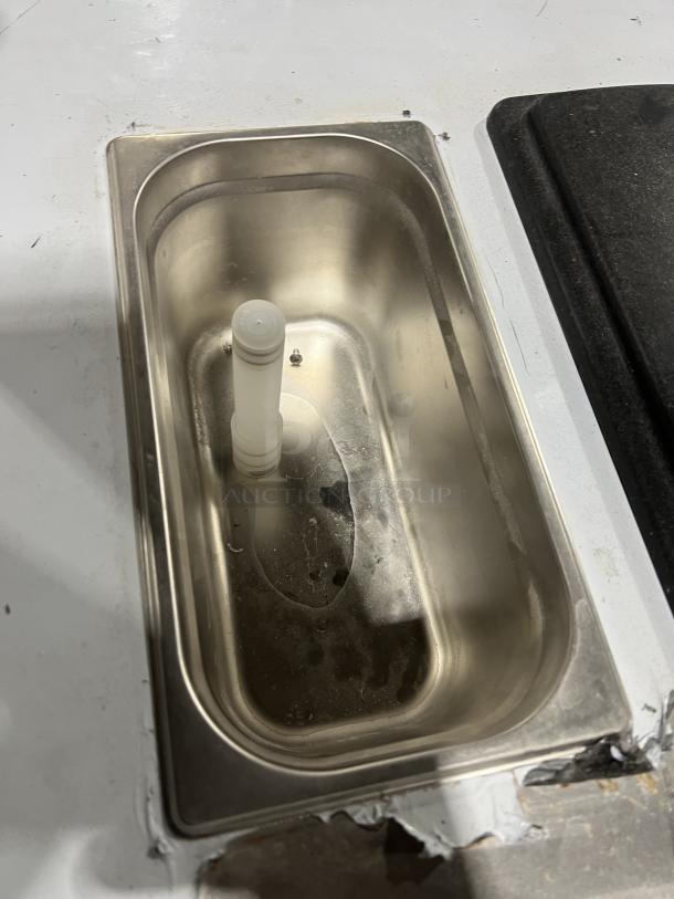 Vevor YKF8218T ice cream machine hopper, stainless steel interior, vertical handle. Model: YKF-8218T, 110V, commercial use.