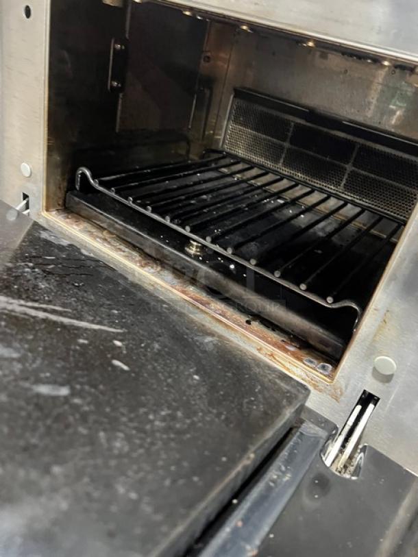 Merrychef eikone4 rapid cook convection oven, stainless steel, digital controls, wired racks, 208/240V, SN: 1310213091084.