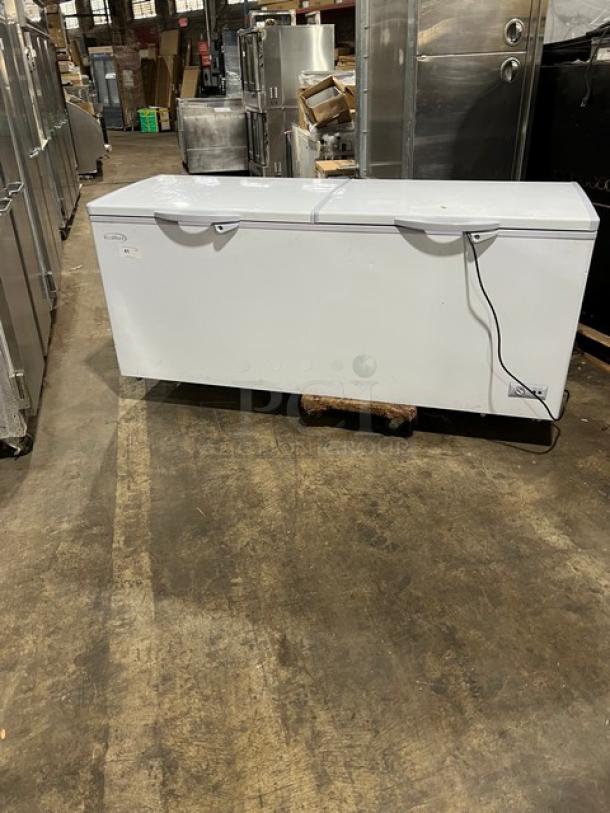 KoolMore SCF20C commercial chest freezer, 2024 model, white, includes poly-coated basket, 115V, SN: BB67871139149000002.